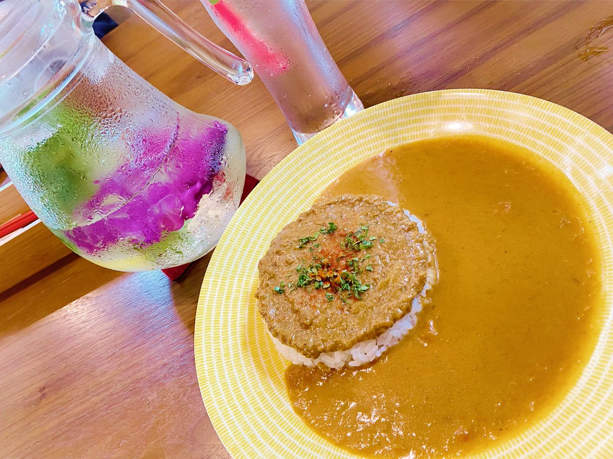 おひる兼よる/カレー🍛 おやつ/カヌレ 解禁後2度目のカレー😚🍛美味しかった😍👍 そして人生初カヌレ😳✨なんだこれ美味しっ‼️ 美味しいものは人を幸せにする☺️🙏 では本日2回目のお稽古行ってきます🩰💪