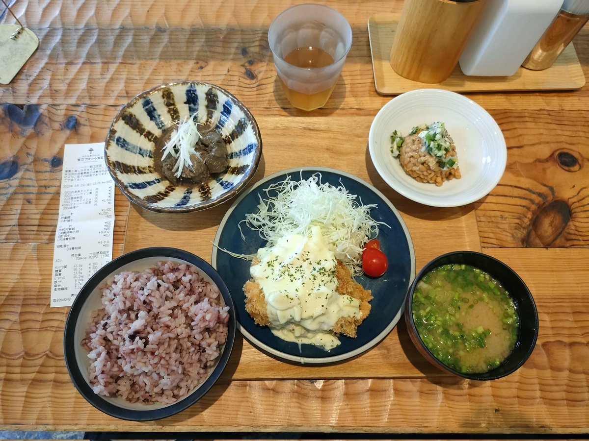 DancomH's tweet photo. ウチのオフィスの下はアスリート食堂。最高の社食です。
ランステ併設なので、何時でも走れます。
そして、走った後は屋上で飲めます。最高の仕事環境です。

 #RUNCUBE
 #東京アスリート食堂 https://t.co/0zKGud0whN