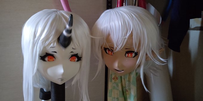 あと、きぐるみのお面完成しました。港湾棲姫とオリジナルの褐色エルフ。2～3年前に原型作ってからずっと転がしっぱなしだったのやっと完成させられた。 