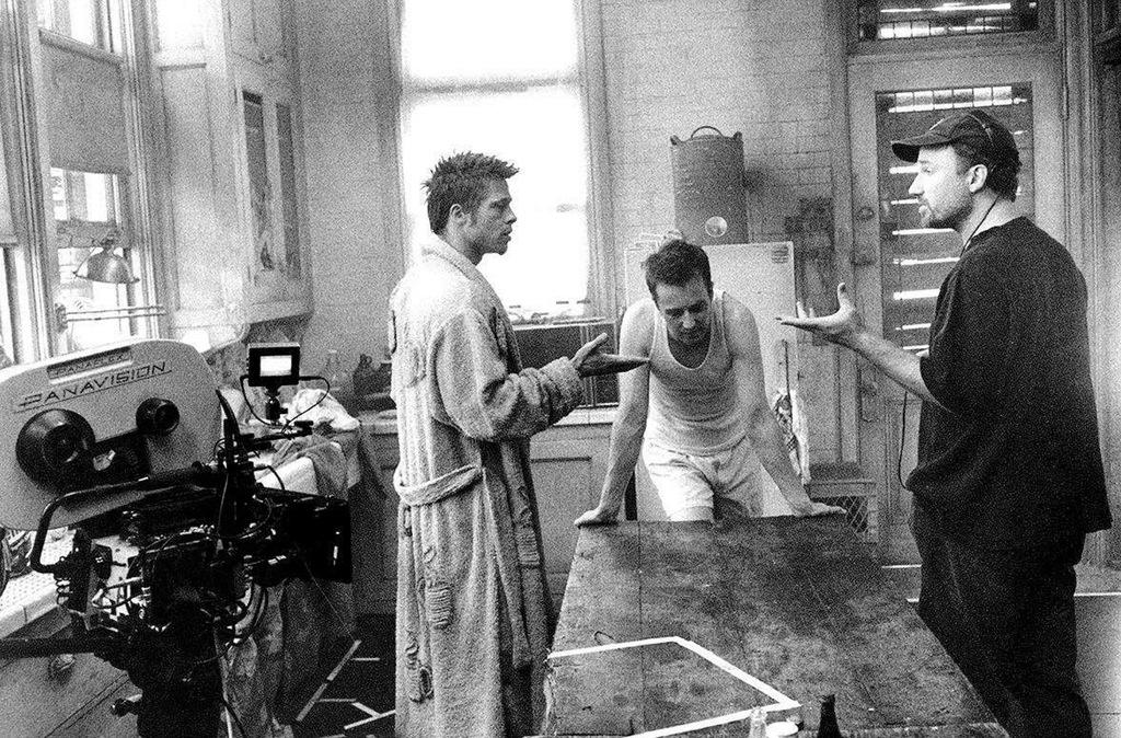 FilmDifferently's tweet photo. David Fincher, Brad Pitt and Edward Norton on the set of Fight Club, 1999. https://t.co/kYCaNLB76V
