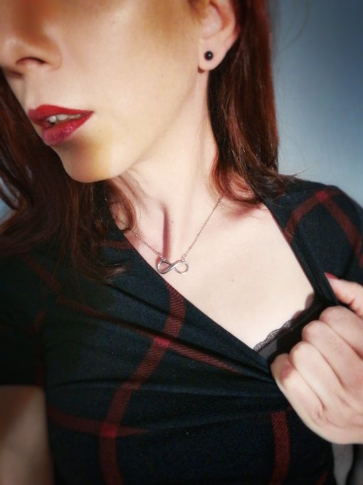 1 pic. Undress me... I want to feel your hands on me!
@RosaCanale4 @robertaxxl @HungTsLover3 @angeltransex