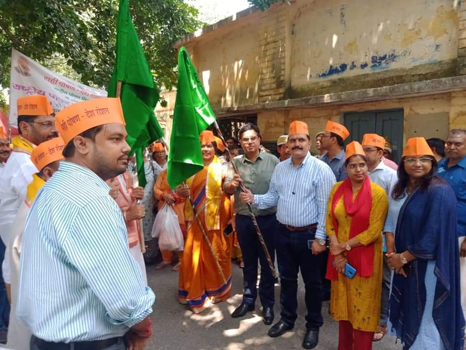 dprokiran's tweet photo. आज अंतर्विभागीय समन्वय के अंतर्गत राष्ट्रीय पोषण माह शुभारंभ के अवसर पर आंगनबाड़ी कार्यकत्रियों द्वारा कलेक्ट्रेट सभागार से राजीव भवन तक जागरूकता रैली निकाली गयी, जिसको माननीय जनप्रतिनिधियों द्वारा हरी झंडी दिखाकर रवाना किया गया । #NationalNutritionWeek https://t.co/ec6DDS6qEV