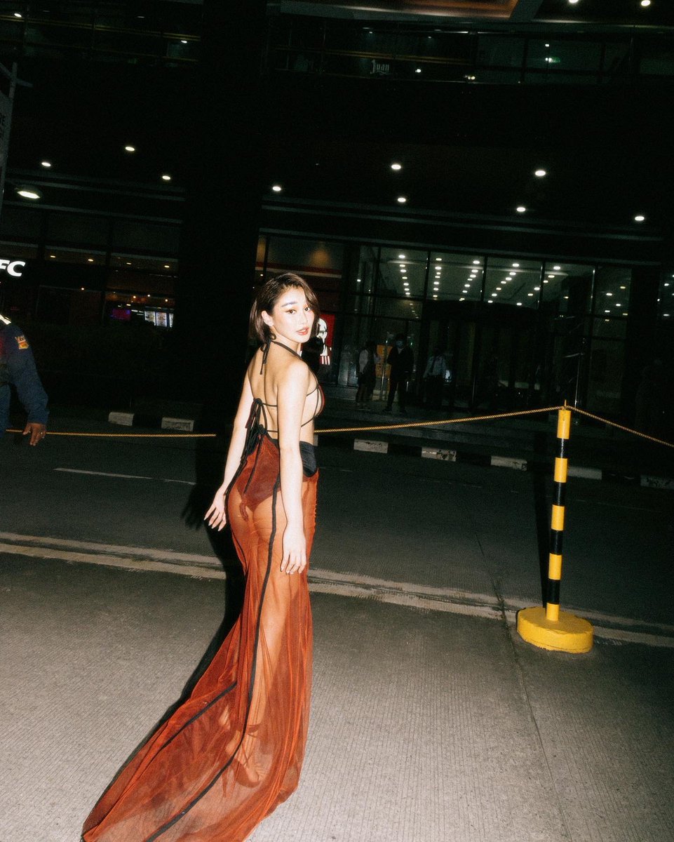 ChieFilomeno's tweet photo. now let’s hear it for the back of the dress 👏🏻 https://t.co/sJEuO7quVA