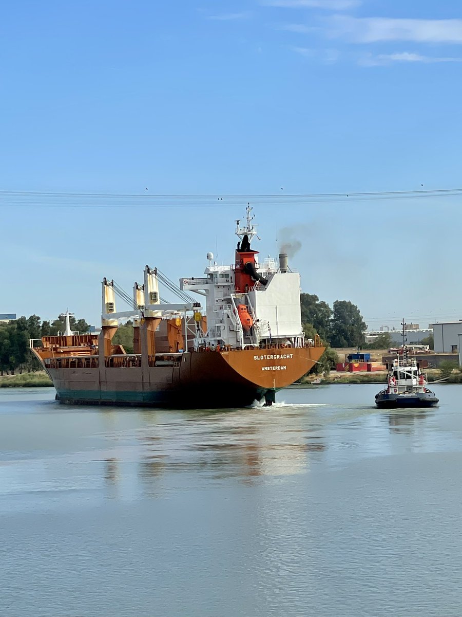 MdeQueroi's tweet photo. Buque SLOTERGRACHT, de 168 metros de eslora, navegando a la altura de la antigua esclusa del @PuertoDeSevilla hacia el muelle de Armamento, para cargar secciones de torres eólicas, asistido por VB LANZAROTE https://t.co/fy80Ypm3OK