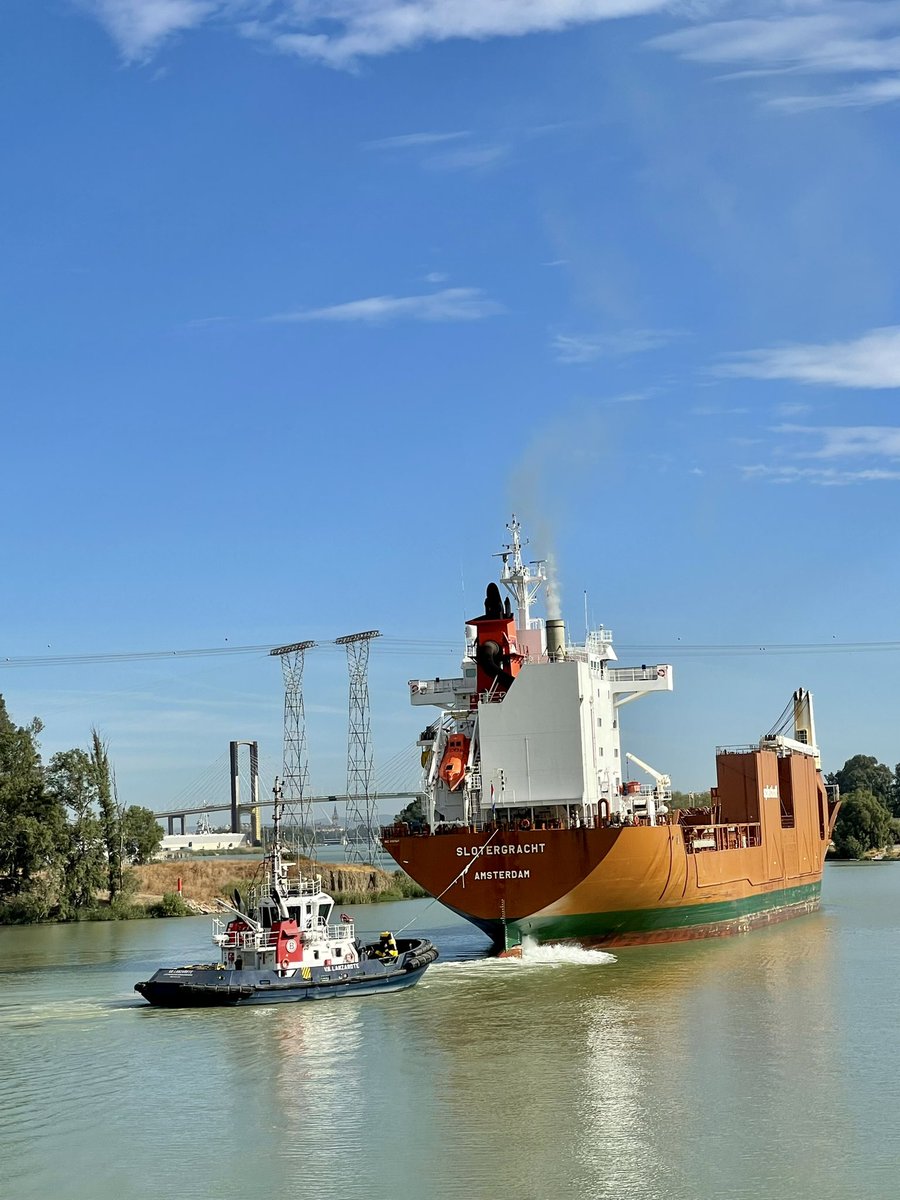 MdeQueroi's tweet photo. Buque SLOTERGRACHT, de 168 metros de eslora, navegando a la altura de la antigua esclusa del @PuertoDeSevilla hacia el muelle de Armamento, para cargar secciones de torres eólicas, asistido por VB LANZAROTE https://t.co/fy80Ypm3OK