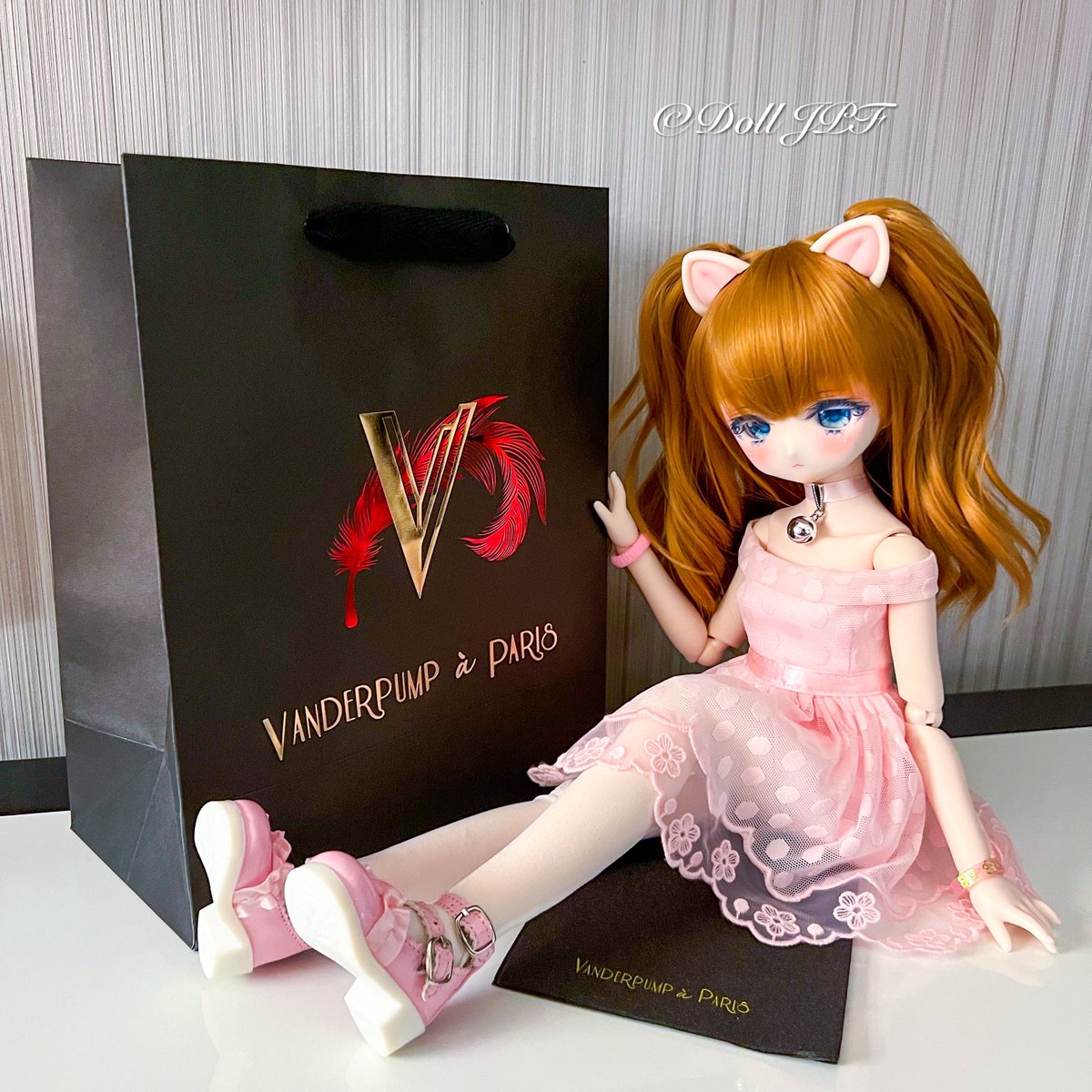 AndroidPDF's tweet photo. 侑奈ちゃん: オシャレなお持ち帰りニャ💕(Φ∀Φ)
Yuna-chan: Beautiful takeout bag meow💕 (Φ∀Φ)
#lasvegas #vegas #vanderpumpparis #takeoutbag #togobag #parislasvegas #jodiecreations #fashiontaildoll #kikonchi
#ゆずぽん子 #mddはいいぞ #mdd侑奈 #mdd #catgirl #dolljpf https://t.co/fJIb4UDnRS