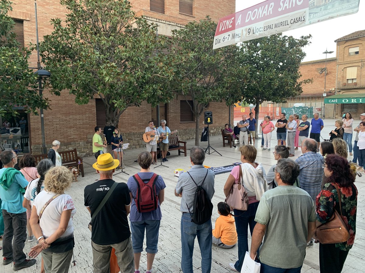 ✊ Nova concentració d’ANC Tona Decideix en suport als encausats i encausades independentistes i per reivindicar la República Catalana. Va acompanyar la trobada el grup ‘Música per la llibertat’, que va cantar cançons catalanes patriòtiques acabant amb els Segadors.