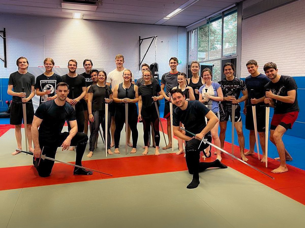 MauriceBooij's tweet image. These are too much fun! Altijd heerlijk om de stof waar je al jaren mee bezig bent te zien door de ogen van mensen die er voor het eerst kennis mee maken. Deze workshops zijn voor mij net zo leuk als voor de deelnemers! #Teambuilding #Bedrijfsuitje #HistoricalEuropeanMartialArts