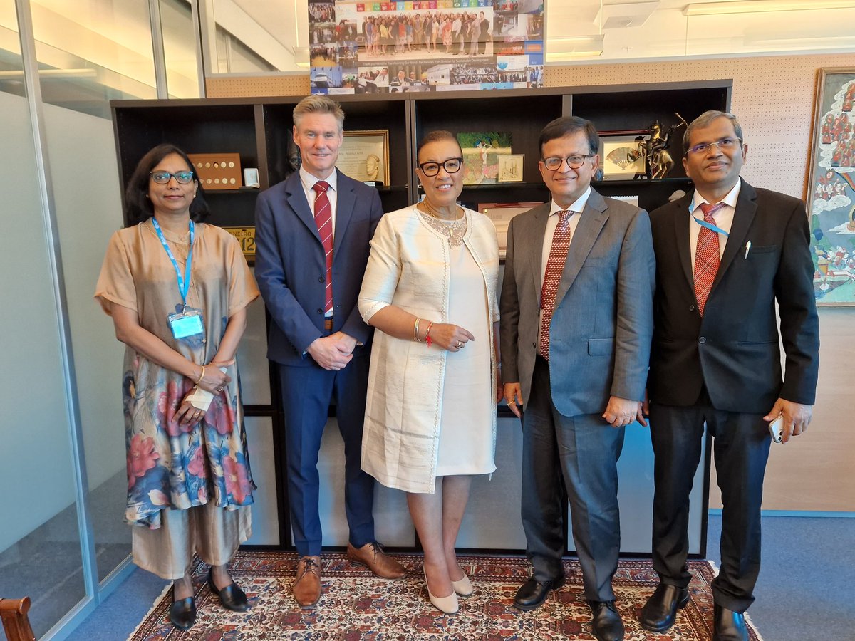 UNITAR_ED's tweet image. Great pleasure to meet again with @commonwealthsec Secretary-General Patricia Scotland in Geneva. Discussed our ongoing cooperation &amp;amp; scaling up #CommonSensing work through #UNITAR&apos;s @UNOSAT Satellite Centre. 🛰️ #UN