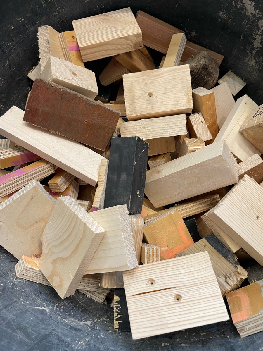 Houtkunstenaar Jan Mostert bouwt een #tinyhouse in de exporuimte tijdens themamaand ‘Bouw &amp; Machines’. Heb je thuis nog restjes hout, blokjes? Breng ze naar de Expo en help Jan met bouwen! 
#gouda #gouda750 #geefgoudadoor @gouda750jaar #artistinresidence