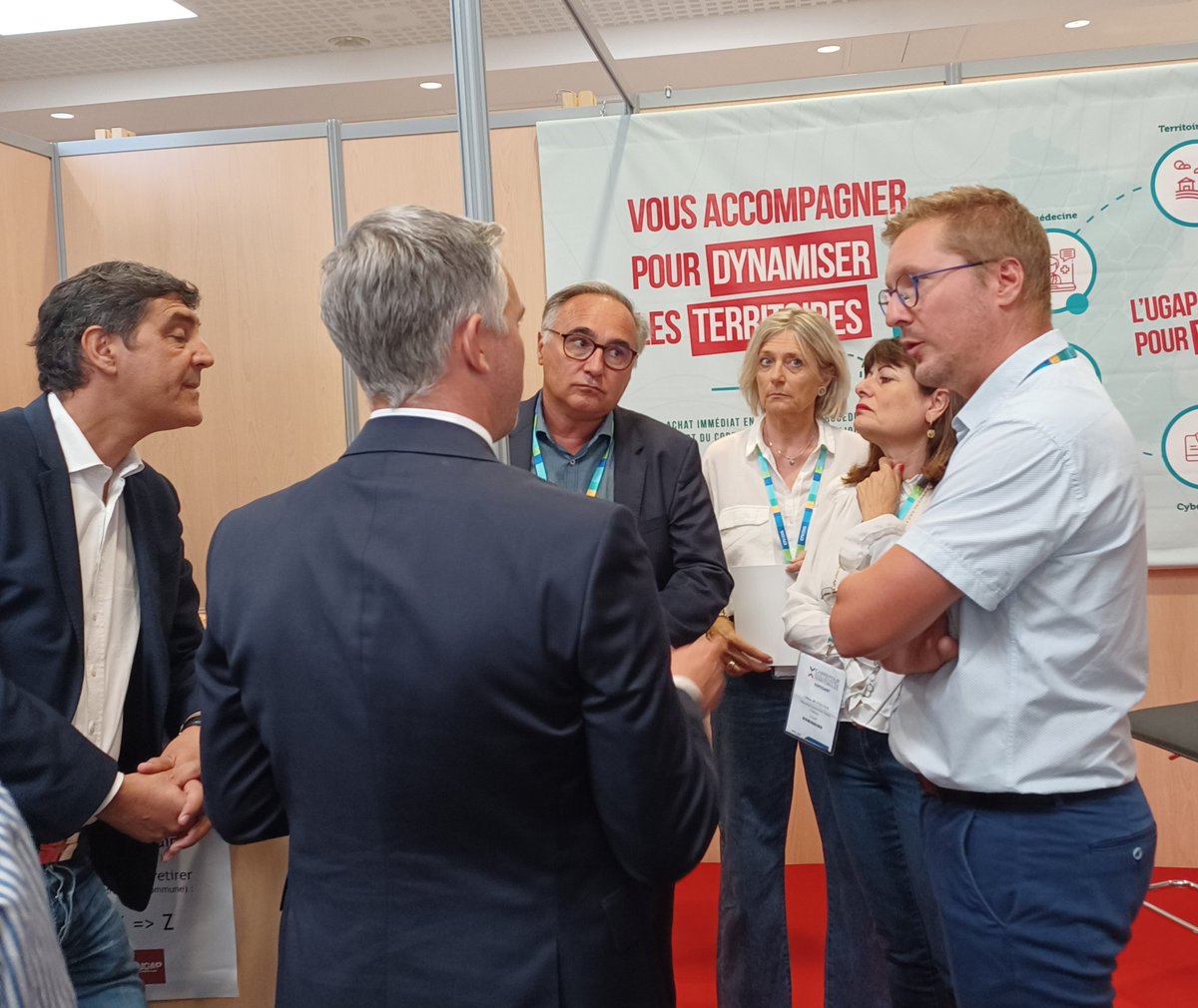 victopenot's tweet photo. À @ChalonsAgglo,
l'@ugap échange avec @JCCOMBE
et @Franck_LEROY_ @villeepernay #Maires51
des solutions au service des usagers et des établissements du secteur #MédicoSocial

#UGAP #AchatPublic #CarrefourDesCollectivites  @DptMarne @Sante_Gouv https://t.co/jibav6qChn