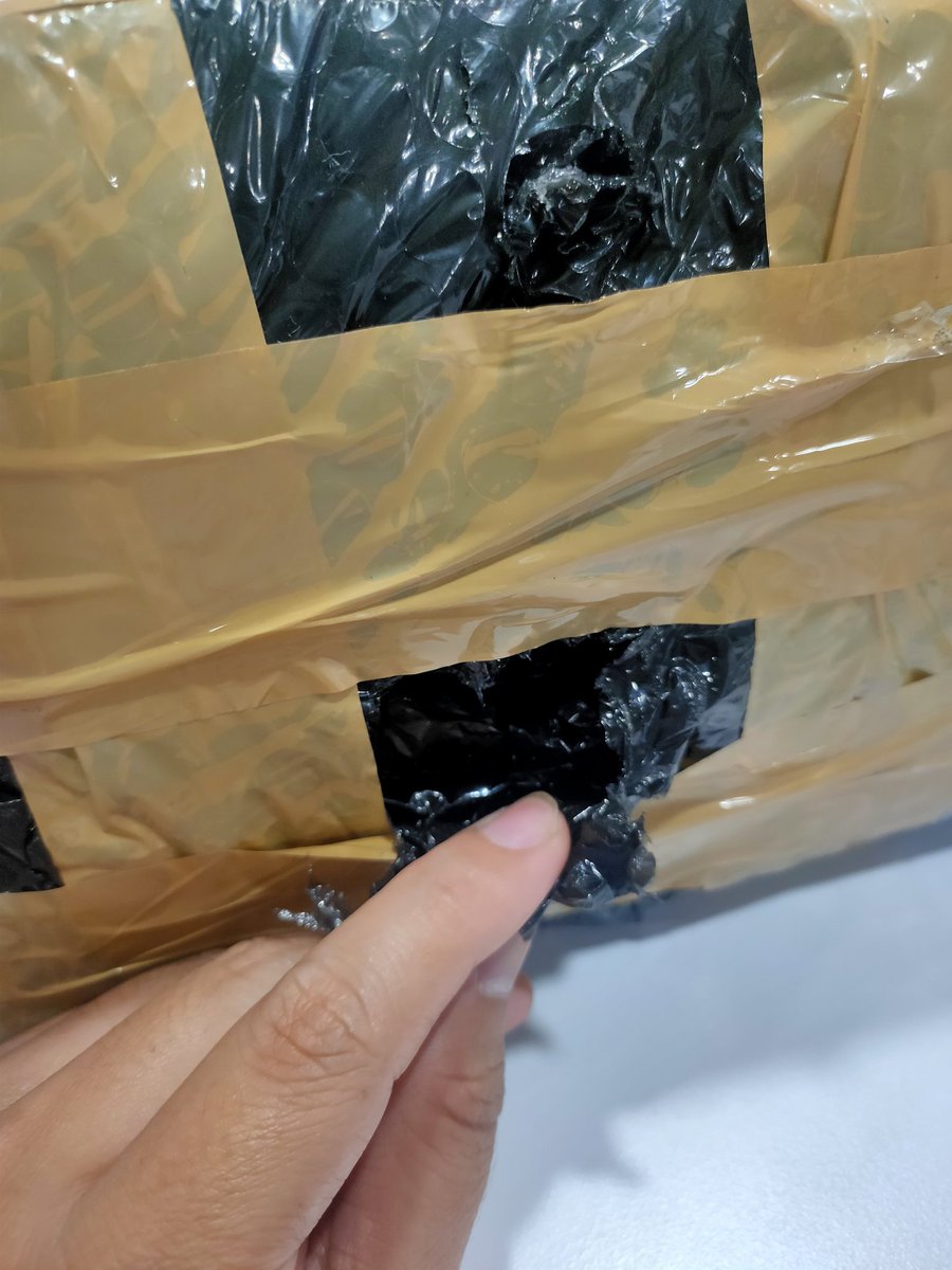 Qvinsky's tweet photo. Oit, paket belum di buka, tapi udah bolong2...
Gimana nehh?
@sicepat_ekspres https://t.co/ytIvQZqEdc