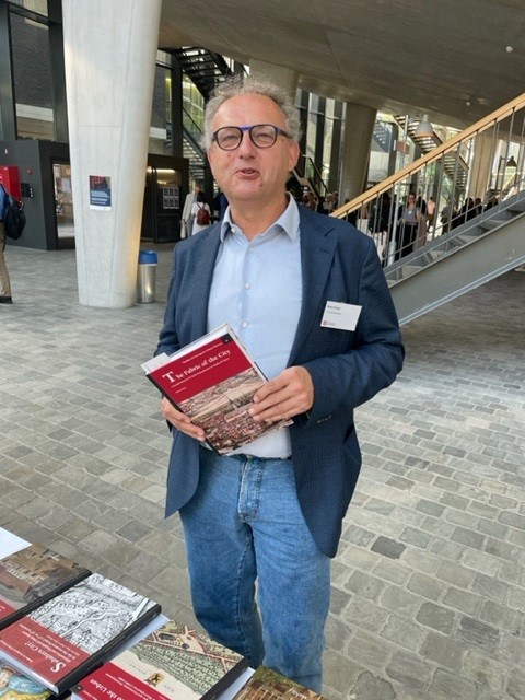 Peter Stabel with his latest publication: The Fabric of the City. A Social History of Cloth Manufacture in Medieval Ypres. brepols.net/products/IS-97…. #UrbanHistory #UrbHist #Twitterstorians #HistoryTwitter @Brepols @eauh2022