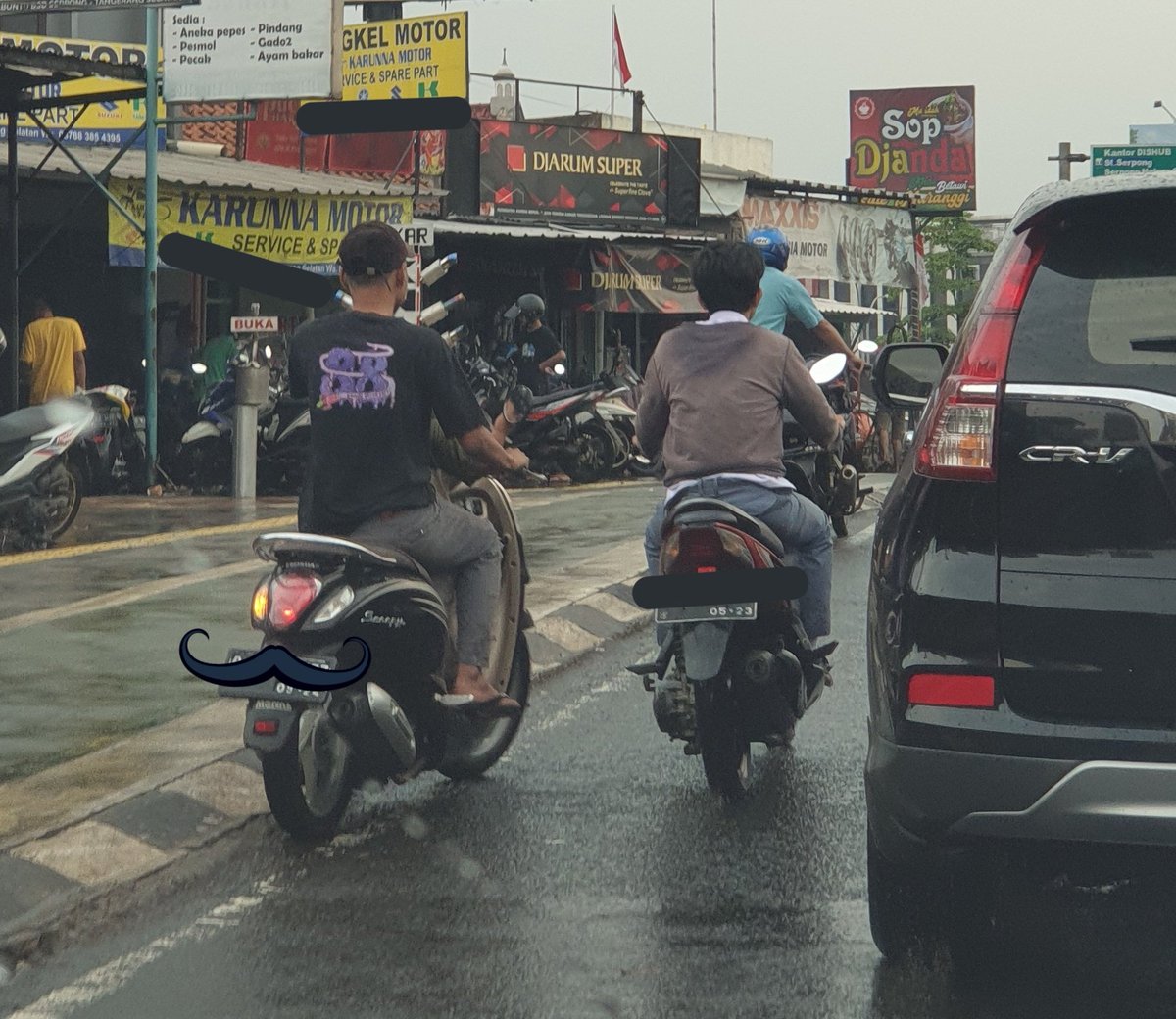 ega_32's tweet photo. Jadi Vario anak SMA itu nyalip Scoopy dari kiri lewat genangan dalam sampai nyiprat sekujur badan rider Scoopy.

150 meter setelahnya kepala rider Vario dijitak rider Scoopy 🤣 https://t.co/3AKNldKMRY
