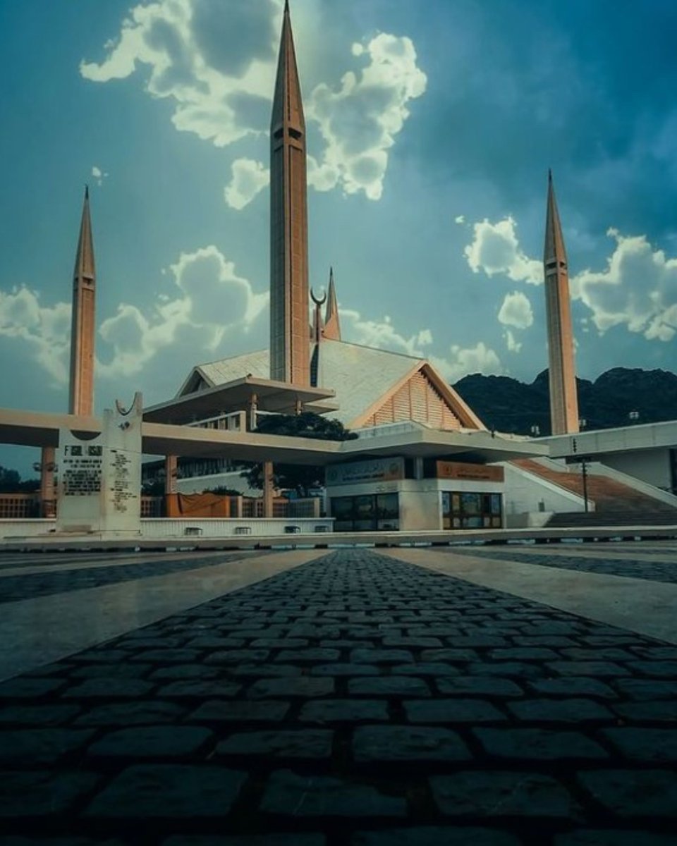 LovinIsloo's tweet photo. Currently admiring Faisal Mosque! 😍😍

📸: @ayesh.shah.007 

#LovinIsloo #LovinPk #POTD #PhotoOfTheDay #Photography #islamabadians https://t.co/LAVbEmLLdG