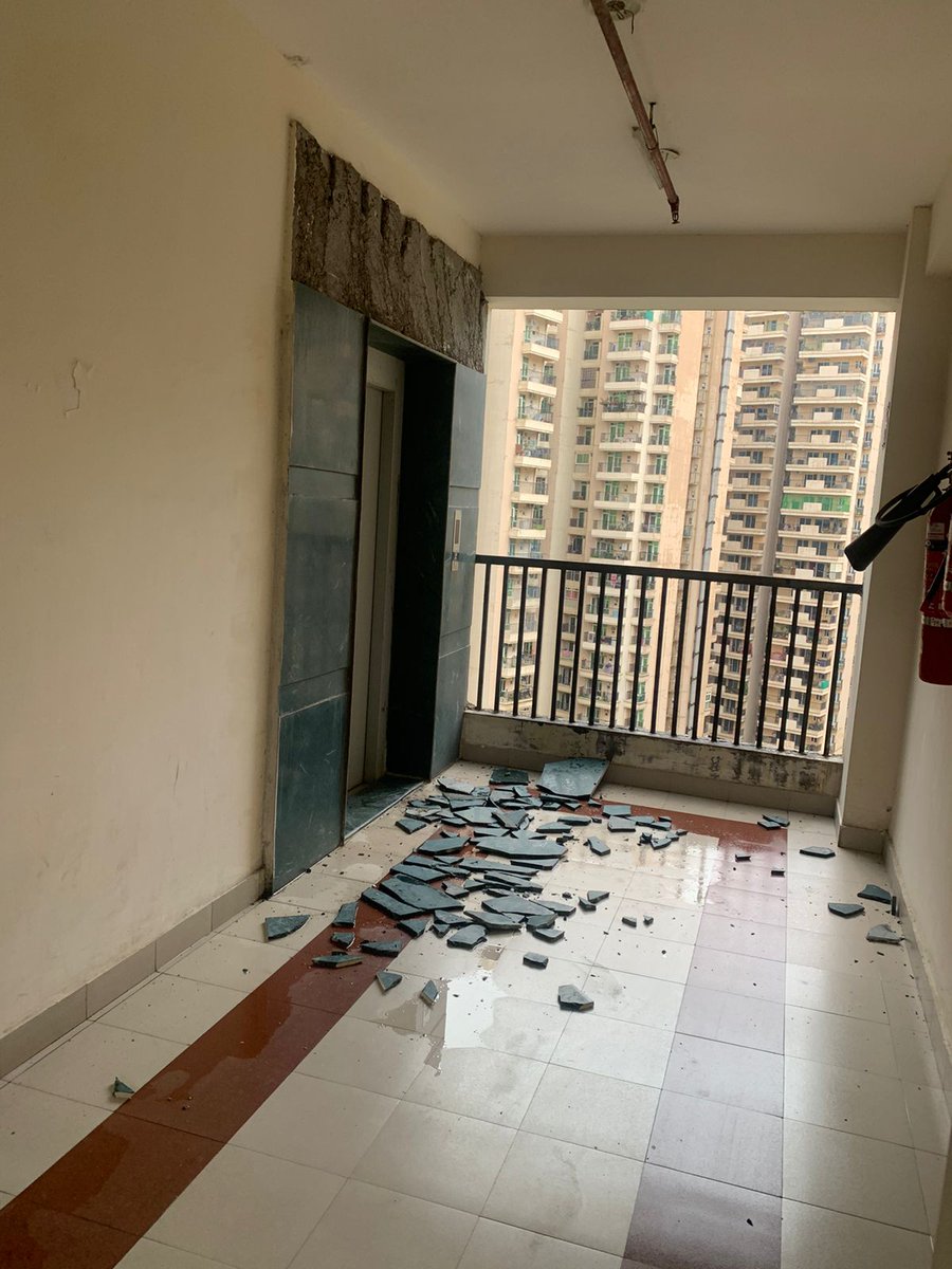 ग्रेटर नोएडा वेस्ट की गैलेक्सी रॉयल सोसाइटी में आंधी से लिफ्ट के पास की गिरी टाइल्स। एक बड़ा हादसा टाल, लोगों ने निर्माणाधीन साम्रगी पर उठाए सवाल।
@LiveHindustan 
<a href="/OfficialGNIDA/">Greater Noida Industrial Development Authority</a> 
<a href="/UPRERAofficial/">Uttar Pradesh Real Estate Regulatory Authority</a>