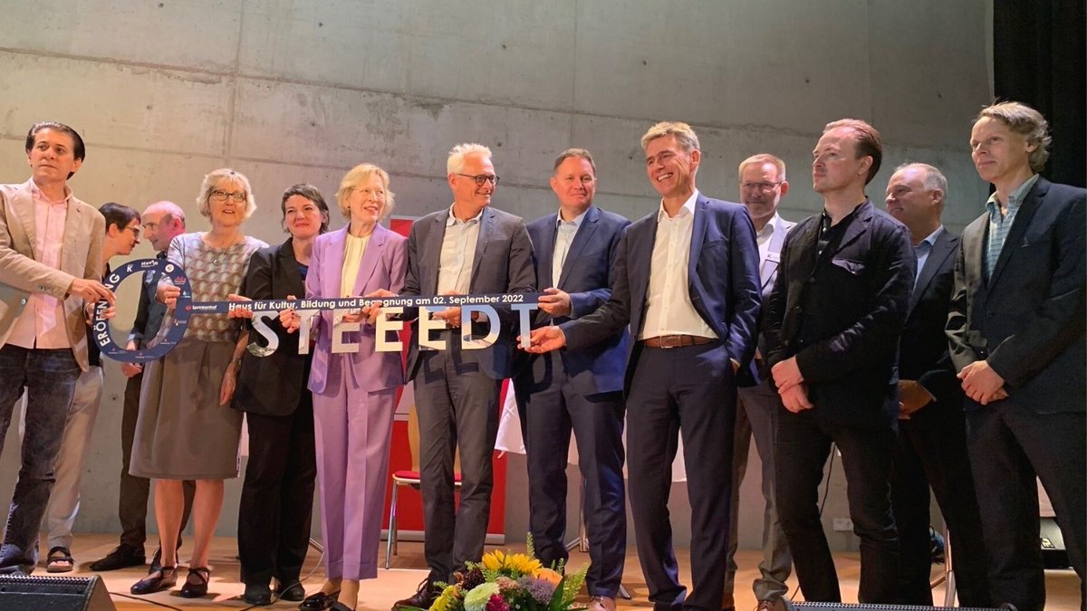 hh_bkm's tweet photo. Das „steeedt“: neues Stadtteilzentrum für Eidelstedt | @CarstenBrosda: „Genau so wünscht man sich ein modernes Stadtteilkulturzentrum! Es bringt die Initiativen vor Ort zusammen, lässt Neues entstehen & lädt alle Bürger*innen ein mitzumachen.“ https://t.co/arQEdpMI7m #MehrKultur https://t.co/qHKRIGEqm9