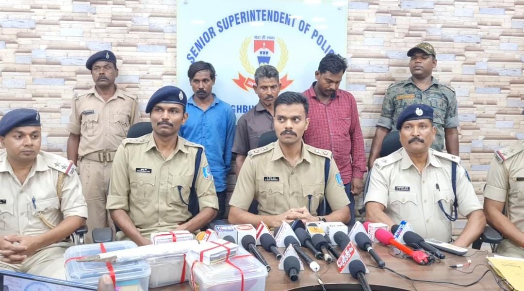 Jsr_police's tweet photo. टेल्को थाना अंतर्गत एक मकान में अज्ञात चोरों द्वारा की गई चोरी कांड का उद्भेदन करते हुए जमशेदपुर पुलिस द्वारा कांड में संलिप्त तीन अभियुक्तों को गिरफ्तार करते हुए न्यायिक अभिरक्षा में भेजा गया। @JharkhandPolice @Lathkar_IPS @DIGKOLHAN https://t.co/zqtdaQ36WE