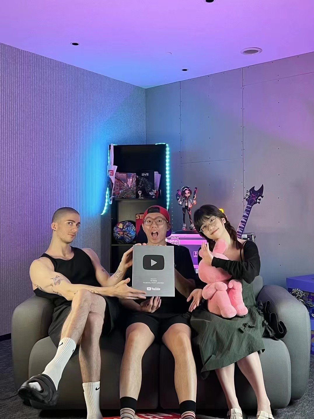 Dash on Twitter: "我司的第一块Youtube奖牌收到啦 https://t.co/J4gzOFIy4F" / Twitter