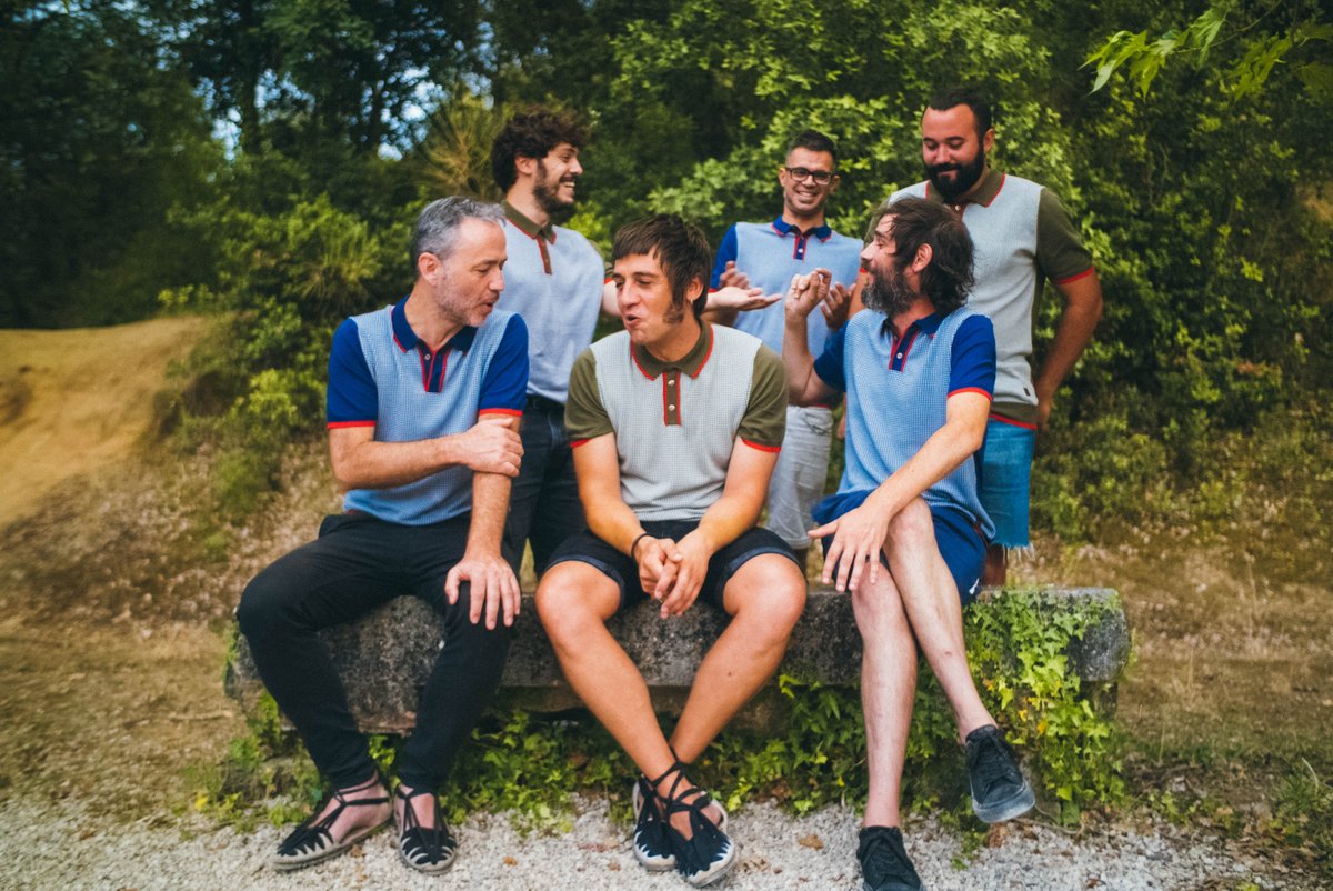 SomFetus's tweet photo. Vet aquí un retrat del sextet amb el que presentarem el disc ‘La Serra dels Perduts’ (el 1r assalt, el 7/10 a la @FMediterrania de #Manresa). Als sospitosos habituals s’hi afegeixen Carles Belda i @RosRoig. El retrat és d’en @JepJorba i els polos, cortesia de @stjor1969. Gas! https://t.co/QMrLJU09Uu