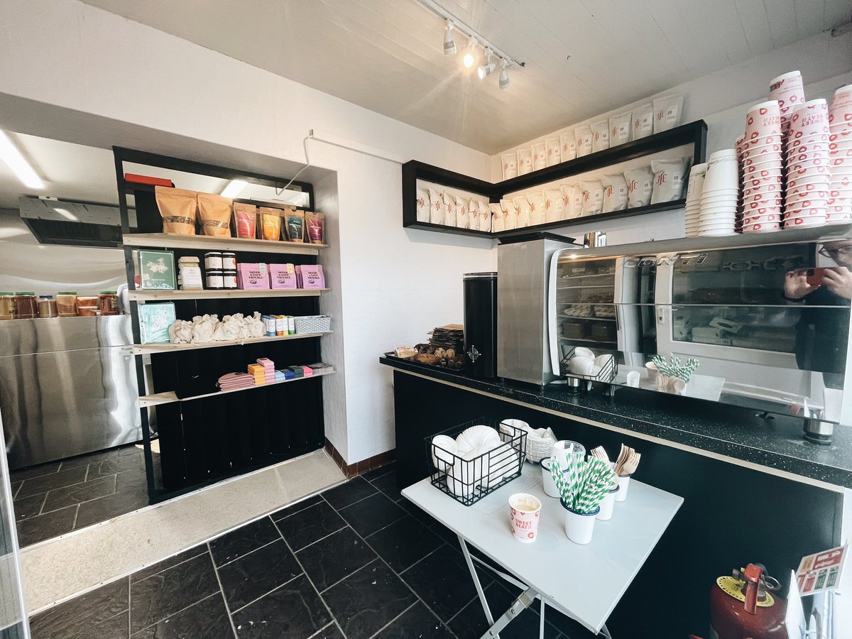 Our new shop in Strandhill is officially open ! 

Our grab + go fridge is packed with Buddha Bowls, Super Salads, Wraps + Pasta Salads, gorgeous plantbased bakes, @3fecoffee + Sweet Retail✌️

Open Friday to Sunday 9-4pm this weekend ✨
