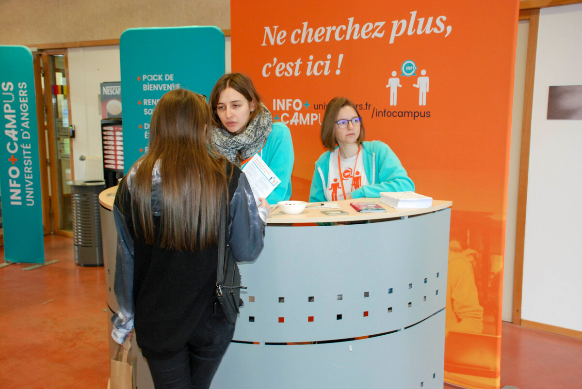 Vous arrivez à l'#UA et vous êtes un peu perdu·e ? 🧐 
Et si vous passiez au guichet Infocampus ? Les ambassadeurs vous accueillent et répondent à toutes vos questions jusqu'au 30/09 ! + d'infos sur 👉 bienvenue.univ-angers.fr/fr/services/in… #BienvenueUA