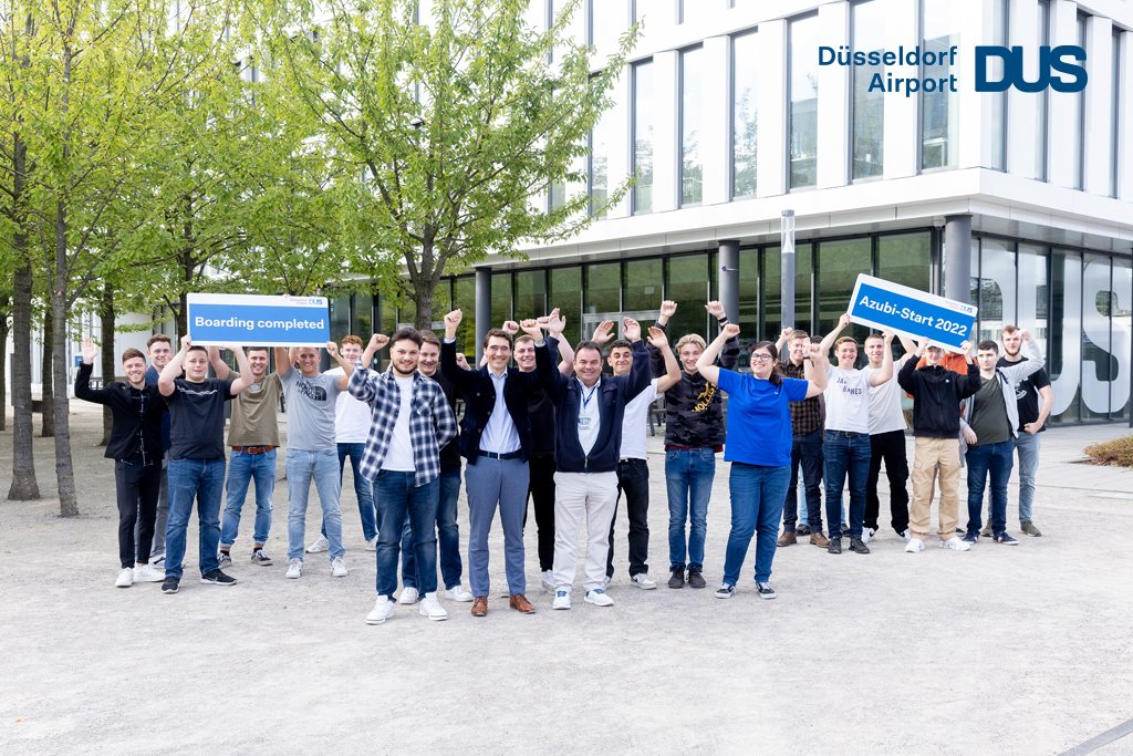 dusairport's tweet photo. #Boardingcompleted: Aktuell starten 20 junge Menschen am #dusairport ihre Ausbildung. Der #DUS freut sich sehr über den Zuwachs der #Flughafencrew. Du bist noch solo? Bereits jetzt läuft die Nachwuchssuche für 2023. Alle Infos ➡️ https://t.co/GnfF8Npv89 https://t.co/zuvZF0kt7i