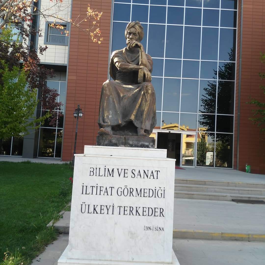 MSuleymanDuman's tweet photo. Beyin göçü nedir? yetiştirilmesi için büyük kaynak harcanan, yetiştiği halde ilgisizlik ve olanaksızlık nedeniyle bilim insanı, hekim, mühendis gibi insan gücünün daha gelişmiş bir ülkeye göç etmesidir.
Fotoğraf:
Konya Meram Tıp fakültesi bahçesi. https://t.co/bNfO5ZN8Uj