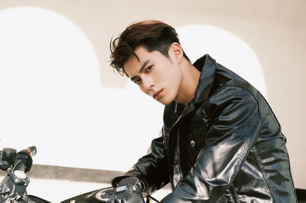 lovedby9yu's tweet photo. Dylan’s Studio shared new photos of him today! ☀️

#dylanwang #wanghedi #王鹤棣 https://t.co/AypdwIHKB7
