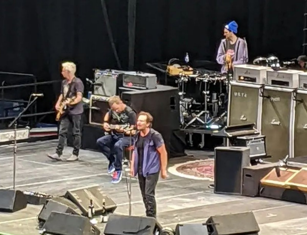 JKlinghoffermx's tweet photo. Eddie, Jeff, Mike y Josh ❤️🤗
Quebec 🇨🇦
Agosto 1, 2022
📷 @ lysannebeaudoin
#pearljam #joshkinghoffer #eddievedder #mikemccready #jeffament #stonegossard #mattcameron #boomgaspar https://t.co/qfAC8VvsEv