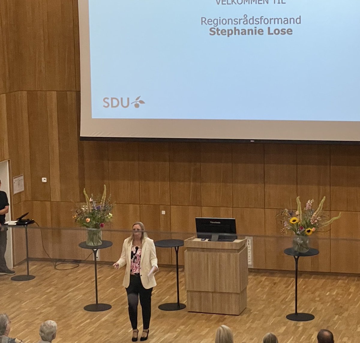 SarahGadeTw's tweet photo. Kand.udd. i medicin er åbnet i Esbjerg🍾- en helt unik udd. hvor studerende  gennem hele udd. er tæt på klinikken. Et bevis på hvad et lokalområde kan når alle kræfter går sammen😃
 ⁦@stephanie_lose⁩, ⁦⁦⁦⁦@Jesper_Pet⁩, ⁦@SUND_SDU⁩   #sydvestjysksygehus https://t.co/cjFMeHhtPL