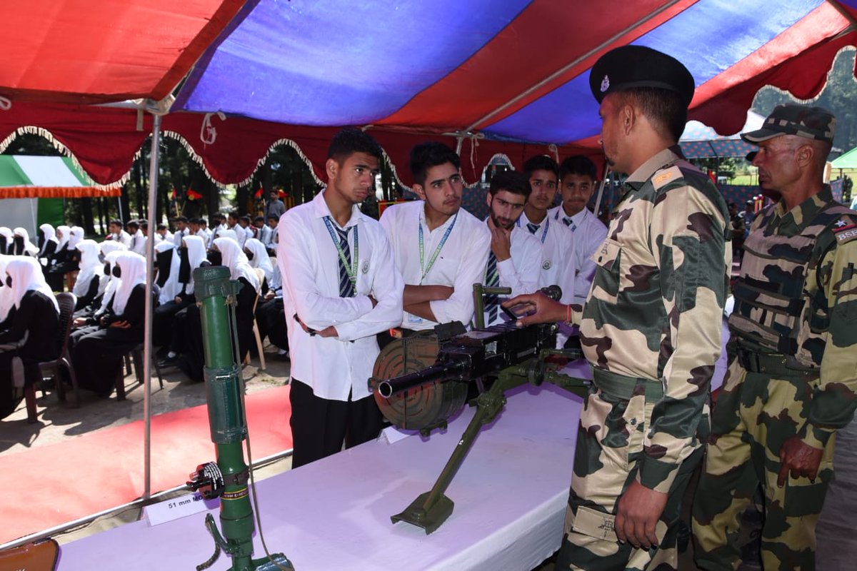 BSF_India's tweet photo. An extensive 'School Outreach Programme' by BSF is underway across over 6500 km of border areas as well as hinterland &amp; LWE areas prior Teacher’s Day 2022 to mark the 75th Anniversary of Independence of India &amp; celebrate Azadi ka Amrit Mahotsav. 

सीमा सुरक्षा बल - सर्वदा सतर्क https://t.co/yd4kxq4V0k