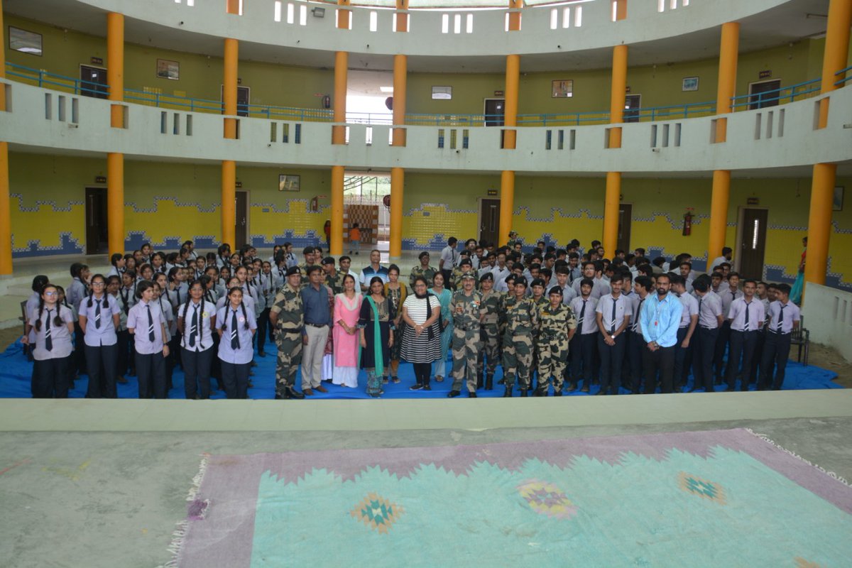 BSF_India's tweet photo. An extensive 'School Outreach Programme' by BSF is underway across over 6500 km of border areas as well as hinterland &amp; LWE areas prior Teacher’s Day 2022 to mark the 75th Anniversary of Independence of India &amp; celebrate Azadi ka Amrit Mahotsav. 

सीमा सुरक्षा बल - सर्वदा सतर्क https://t.co/yd4kxq4V0k