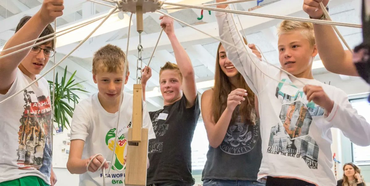 Das «Wir-Gefühl» im Schulzimmer stärken, ist ein Ziel der «chili»-Trainings zur Konfliktprävention. Wie das geübt wird und vieles mehr, liest du hier: buff.ly/3BXr7p3 
#ZuercherRotkreuzZeitung #Praevention #chili #GemeinsamfuerZuerich