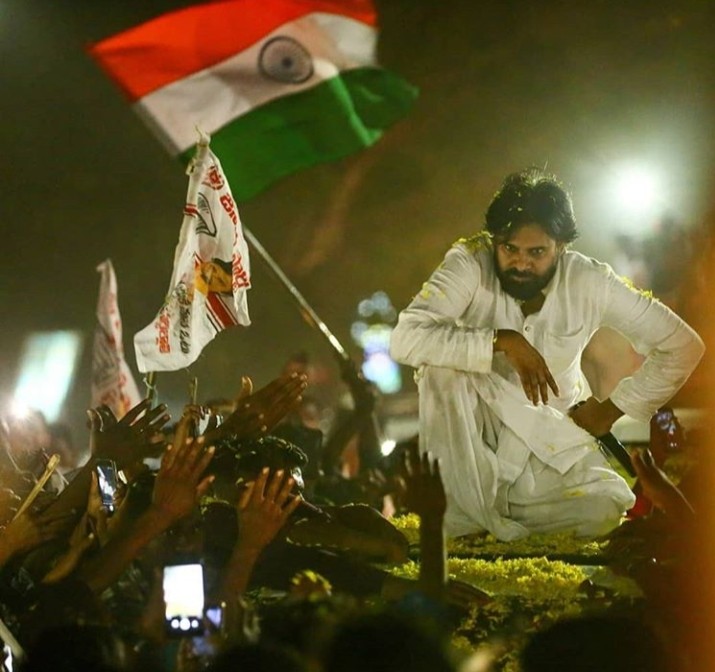 supriyAppikonda's tweet photo. ఊహ తెలిసాక మొదలైన అభిమానం., ఊపిరి ఆగేవరుకు ఉంటుంది.
ఏం చెయ్యగలం మీ కోసం, మా జీవితం లో కొంత సమయాన్ని మీ నిస్వార్థ ఆశయం కోసం  కేటాయించడం తప్ప... ❤️
జనసేనానికి పుట్టిన రోజు శుభాకాంక్షలు 💐 
#HBDJanasenaniPawanKalyan 
#HBDPowerStar https://t.co/RfycvrLCJK