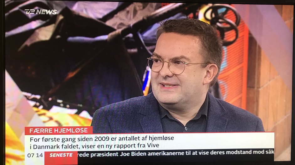 VIVEviden's tweet photo. ”Tallene viser, at det rent faktisk er muligt at knække kurven og hjælpe folk ud af hjemløshed,” siger seniorforsker Lars Benjaminsen i TV2 News. Læs om udviklingen i hjemløshed i rapporten ’Hjemløshed i Danmark 2022’:  https://t.co/WRb9p1NB4i #dkpol #dksocial https://t.co/bVsuHgI1XC