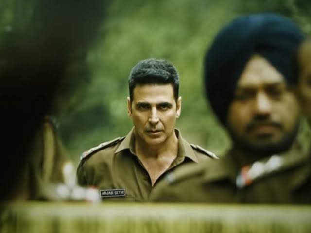 #CuttputlliReview With gripping story and fine performance #Cuttputlli works. ⭐⭐⭐ It has right amount of thrill, comic relief and dark psychopathic tone. #AkshayKumar as Arjan Sethi, picked the nuances right. This genre suits him. #RakulPreetSingh did a fine performance.