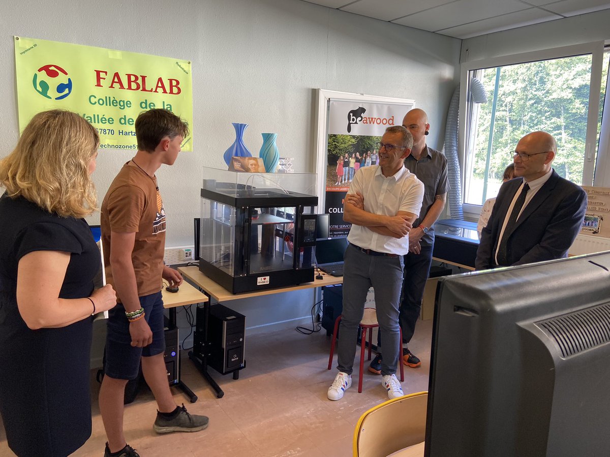 hartzviller's tweet photo. Jour de rentrée au collège avec la présence de Mme Anne Stémart vice-présidente du #cd57 en charge des collèges. Remise officielle de la valise de tablettes dans le cadre du #PNC_NG @acnancymetz @dane_nancy_metz @MoselleCD57 https://t.co/ERuiQs6FfF