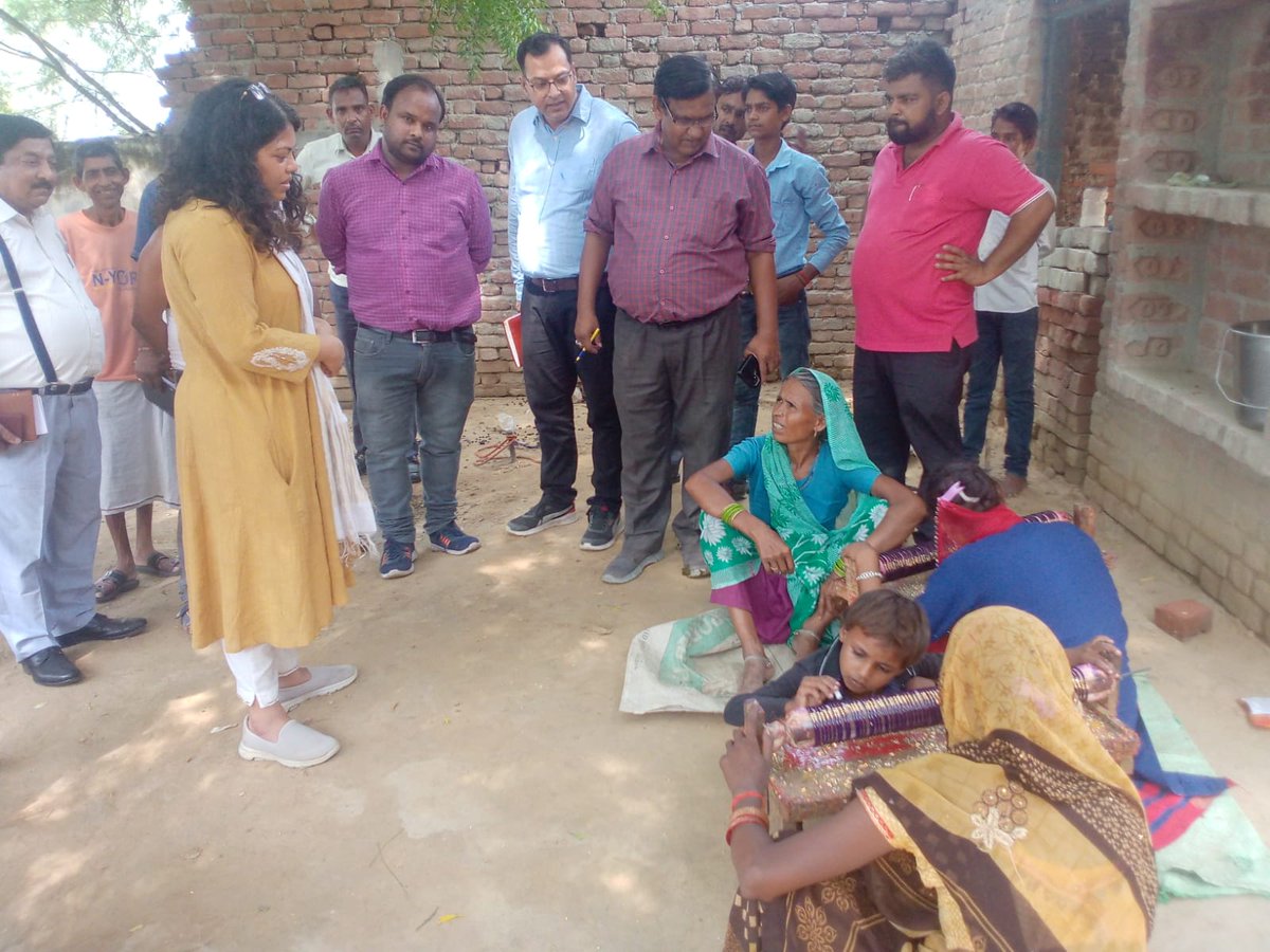 CdoFirozabad's tweet photo. मुख्य विकास अधिकारी महोदया, द्वारा विकास खण्ड फिरोज़ाबाद, ग्राम मालीपट्टी में अभियान के दौरान संचालित आयुष्मान केम्प का 2:00 बजे आकस्मिक निरीक्षण किया गया। @UPGovt @Amitguptaias @dm_firozabad @FirozabadDpo @DSWOFIROZABAD11 https://t.co/4zD67zo8lB
