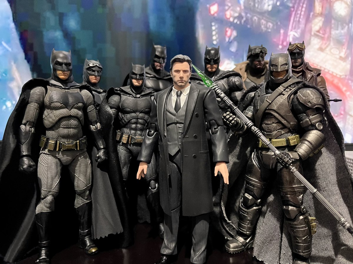 Nightwing_six's tweet photo. Ya se algo tarde pero aquí la foto actualizada con todos los #Batman versión #Batfleck que tengo faltaron los Mattel que deben andar por ahí guardados… pero aquí hay #Mezco #Mafex #BeastKingdom #McFarlaneToys unidos en una imagen… #toyphoto #toycollector #dccomics #benaffleck https://t.co/R3RT3einul