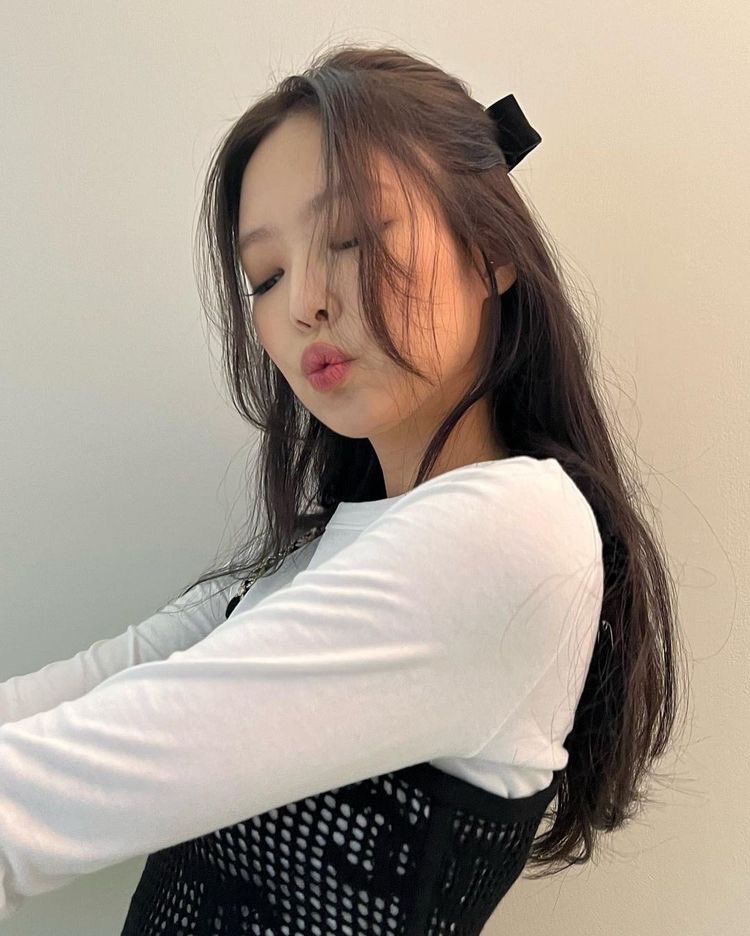 tanniekosmossss's tweet photo. ARMYS &amp; BLINKS, it’s time for us to be united. Let’s set aside fanwars &amp; negativity. Let’s help each other to solve this issue between Kim Taehyung &amp; Jennie. Let’s prioritize their PRIVACY and SAFETY !!

BIGHIT PROTECT TAEHYUNG
HYBE PROTECT TAEHYUNG NOW
YG PROTECT JENNIE #JENNIE https://t.co/OnzF57C5Qj