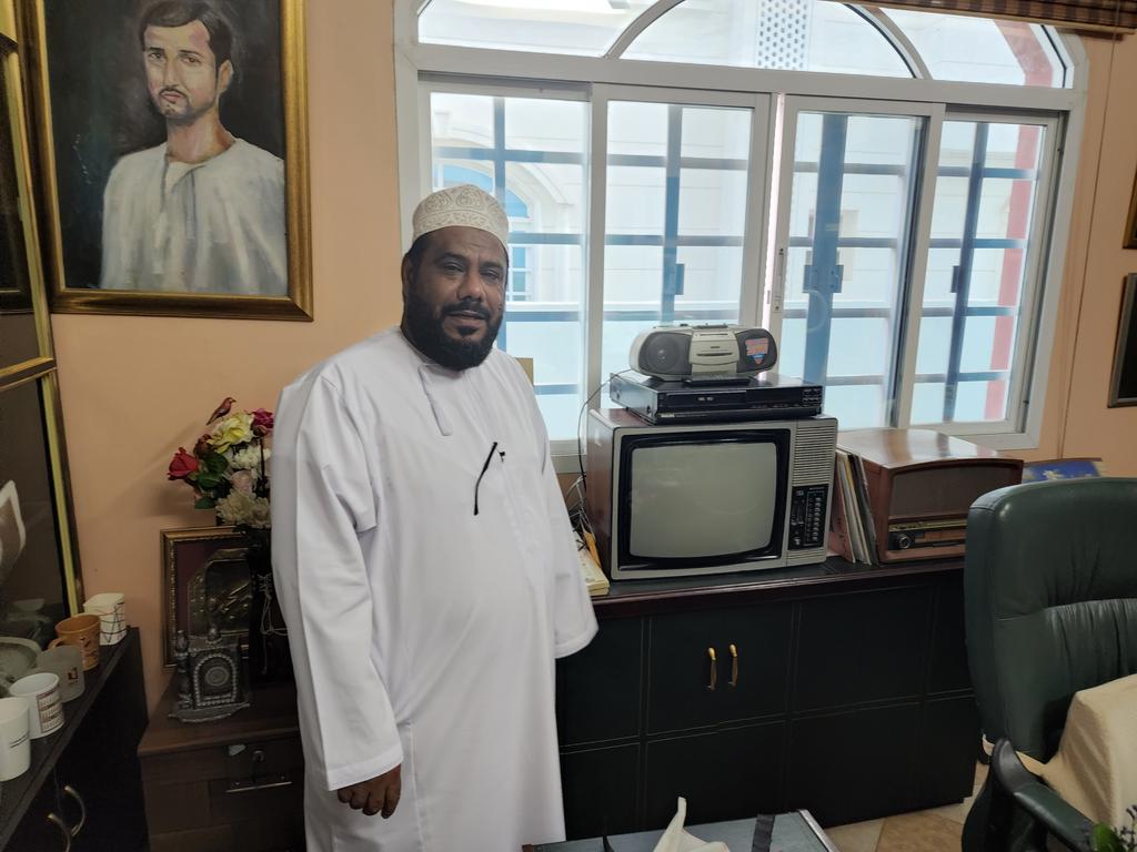 الخالد له من اسمه نصيب

ما أصعب أن تكتب عمن تقاسمت معه  الأوقات الأجمل..28 ربيعاً جمعتنا أروقة كلية الآداب والعلوم الاجتماعية بجامعة السلطان قابوس والأيام تحمل توفيق الله وتضع لنا مشاركات عديدة ونجاحات كثيرة وصعوبات بالغة ولكن ليس أصعب من ذلك اليوم الذي وصلنا نبأ رحيله..
يتبع١