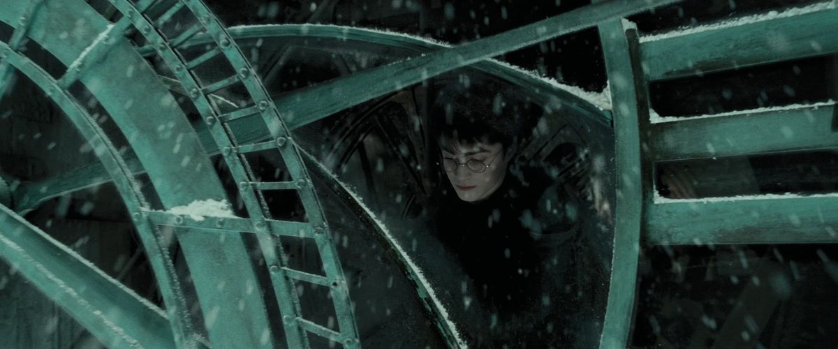 Wyvernhood's tweet photo. เห็นด้วยมากเลย the prisoner of azkaban คือภาคที่ดีที่สุดของแฮร์รี่แล้วมั้ง คัวรอนเข้ามาเปลี่ยนโทนเรื่องอย่างชัดเจน เน้นถ่าย landscape มากขึ้น โทนสีก็เริ่มดูทึมทึบเมื่อเทียบกับภาคก่อน ทำให้โลกของเด็กดูโตขึ้นกว่าเดิม แม้ JK จะทำให้เราไม่อยากกลับไปดูซ้ำ แต่ภาคนี้คือภาคที่ชอบสุดแล้ว https://t.co/4XPzDbwYnH