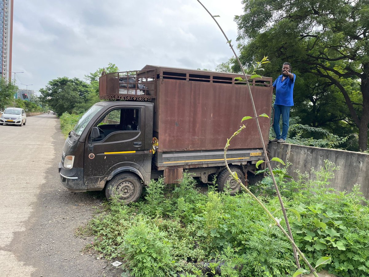 AngolkarDinesh's tweet photo. @PMCPune A person by name Mahavir is caught red handed dumping waste besides Mula-Mutha river bed. On clicking photo he hurled abuses, pushed us and threatened us. Location: Opp Riverdale Residency, Riverside road, Thite Nagar, Kharadi, Pune https://t.co/xdyvej6Acc