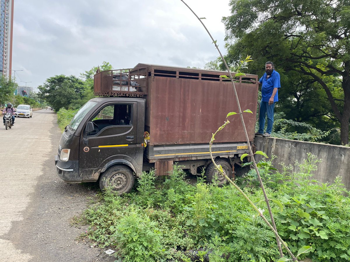 AngolkarDinesh's tweet photo. @PMCPune A person by name Mahavir is caught red handed dumping waste besides Mula-Mutha river bed. On clicking photo he hurled abuses, pushed us and threatened us. Location: Opp Riverdale Residency, Riverside road, Thite Nagar, Kharadi, Pune https://t.co/xdyvej6Acc