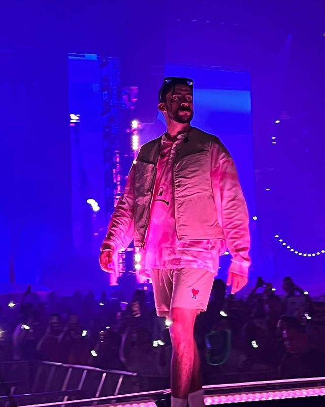 DIOS BUNNY ☀️🌊 on Twitter "Bad Bunny en Houston. 📸"