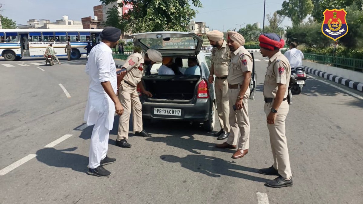 Sangrur Police is checking vehicles by setting up nakas at various places in the district to maintain law and order and to ensure the safety of the public. #YourSafetyOurPriority #SafePunjab