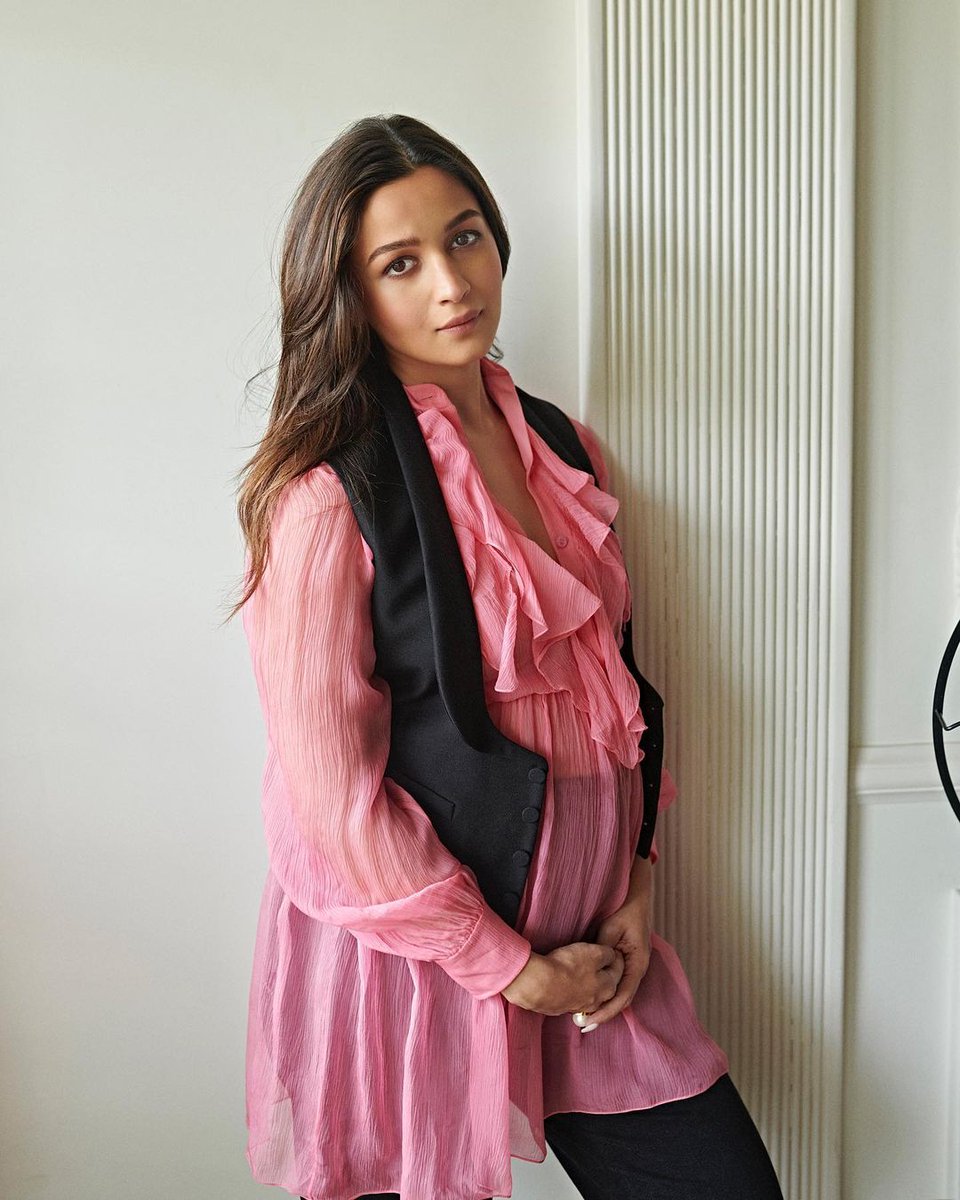 knowyourdivas's tweet photo. Posted @knowyourdivas

Beautiful ❤️@aliaa08
.
.
#aliaabhat #Brahmastra #pretty #actress 
why
#आलिया_My_Foot #BoycottBramhastra #BoycottbollywoodCompletely https://t.co/mkYEQQeNw1