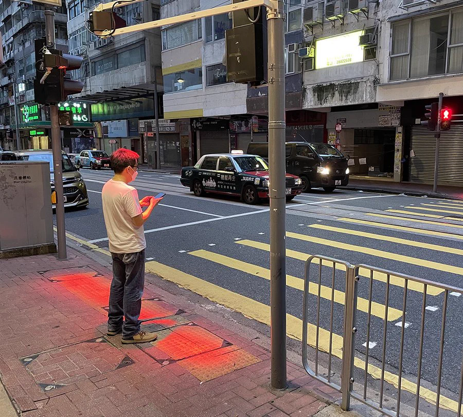 信号の色を照らして知らせる！？香港の照射型信号がすごい。