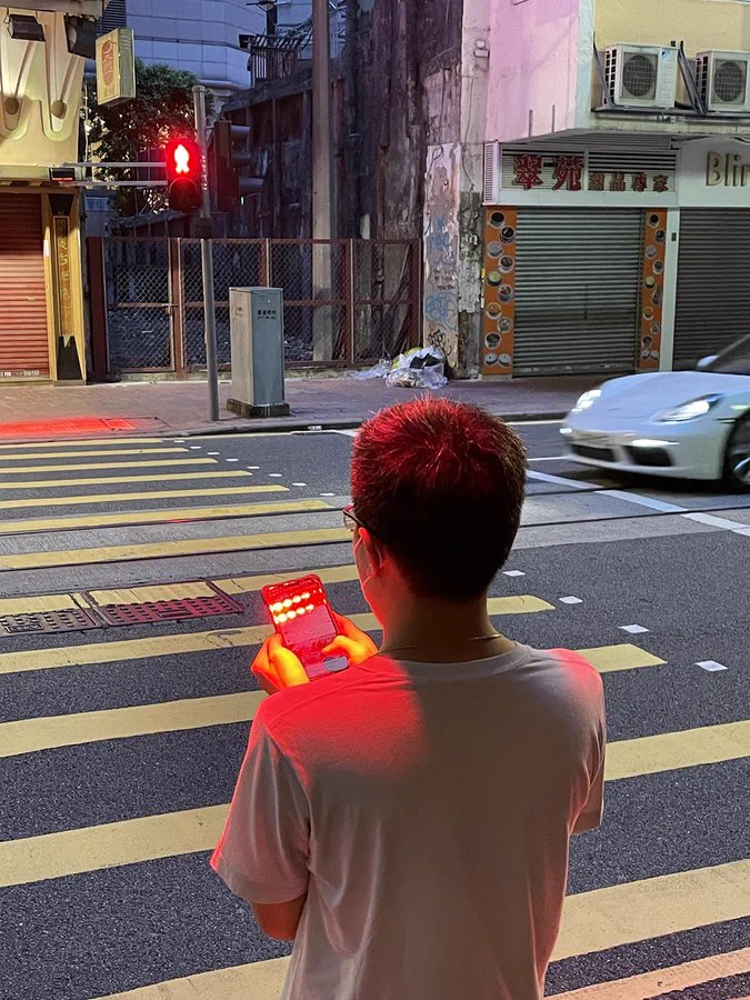 信号の色を照らして知らせる！？香港の照射型信号がすごい。